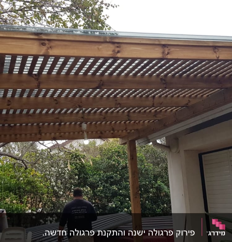 גג עץ עם קורות ותקרה שקופה למחצה